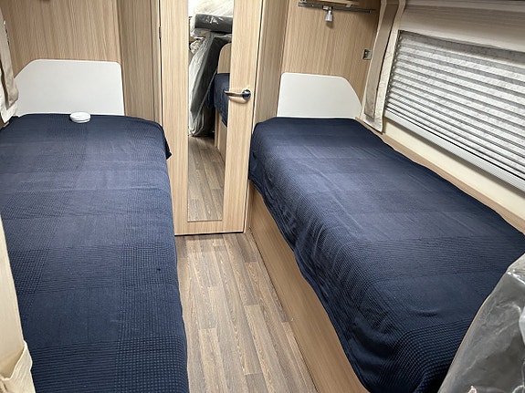 Bürstner Nexxo 720 Låga Långbäddar & Toa bak 1 ägare 16 of 21