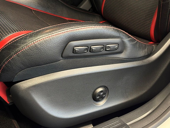 Mercedes-Benz CLA45 16 of 30