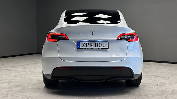Tesla Model Y 24 of 25