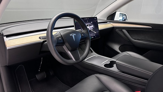Tesla Model Y 7 of 25