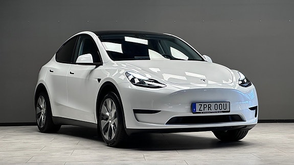 Tesla Model Y 23 of 25
