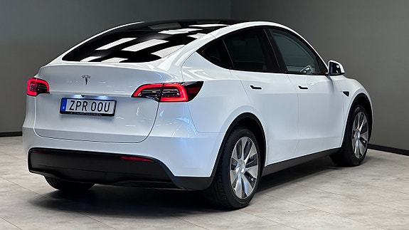 Tesla Model Y 22 of 25