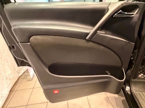 Mercedes-Benz Viano 7 of 12
