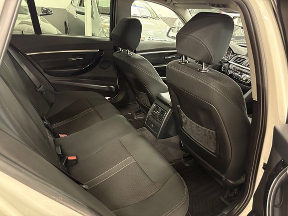 BMW 318d 17 of 18