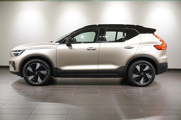 Volvo XC40 2 of 13