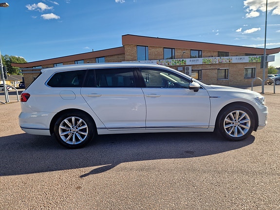 Volkswagen Passat 3 of 16