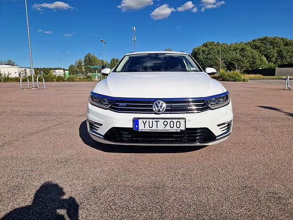 Volkswagen Passat 2 of 16