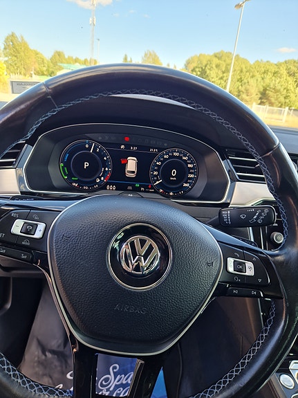 Volkswagen Passat 10 of 16