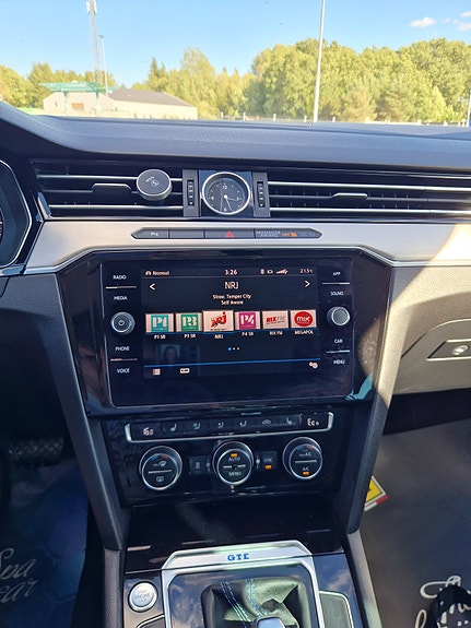 Volkswagen Passat 9 of 16