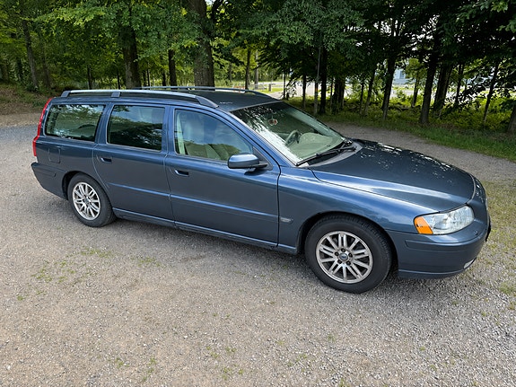 Volvo V70 2 of 6