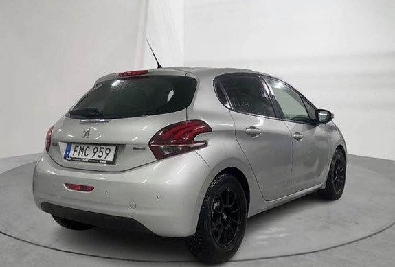Peugeot 208 2 of 8