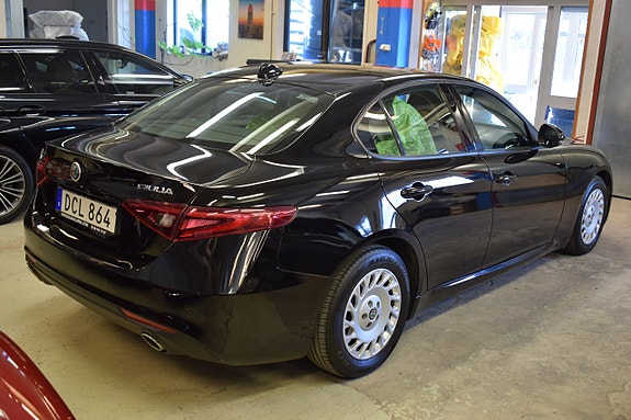 Alfa Romeo Giulia 5 of 17