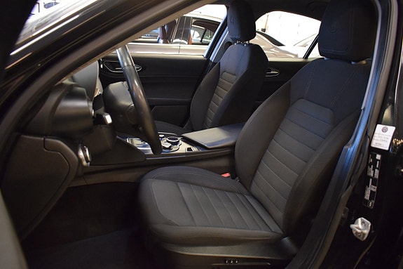 Alfa Romeo Giulia 8 of 17
