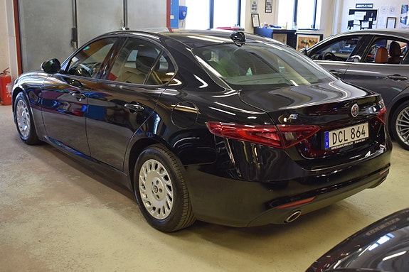 Alfa Romeo Giulia 4 of 17