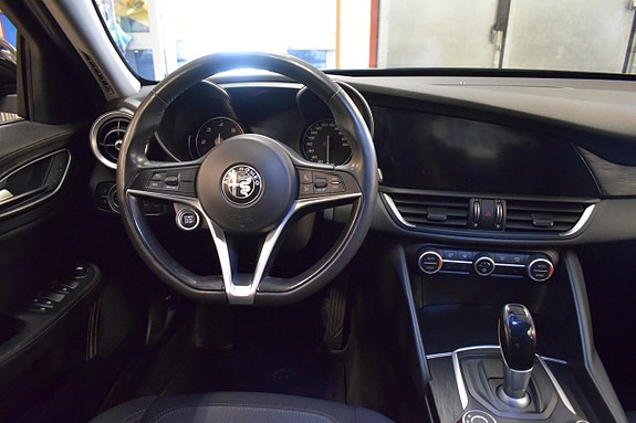 Alfa Romeo Giulia 6 of 17