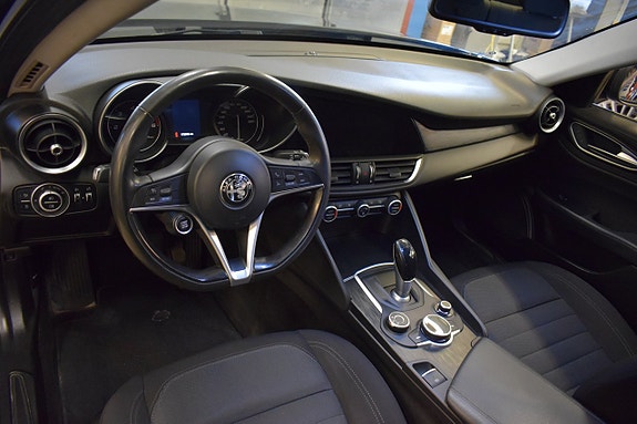 Alfa Romeo Giulia 7 of 17