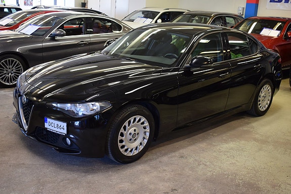 Alfa Romeo Giulia 3 of 17