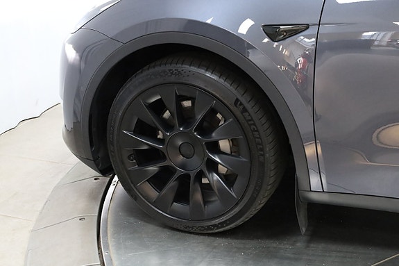 Tesla Model Y 25 of 26