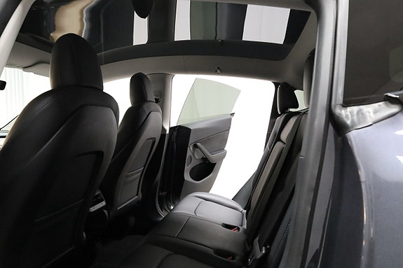 Tesla Model Y 18 of 26