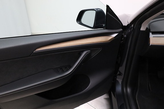 Tesla Model Y 11 of 26