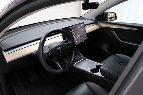 Tesla Model Y 13 of 26
