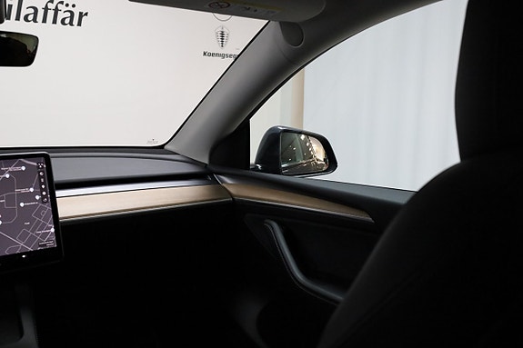 Tesla Model Y 10 of 26