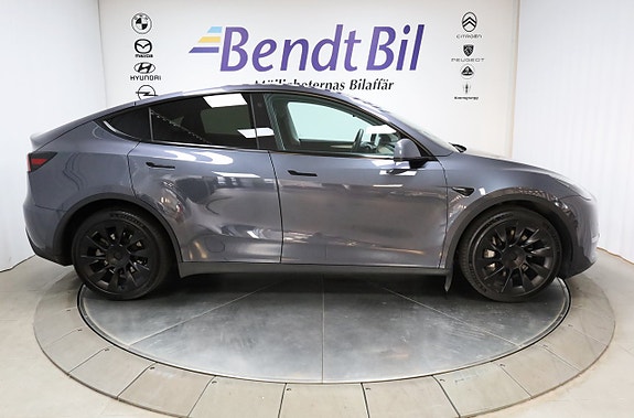 Tesla Model Y 15 of 26