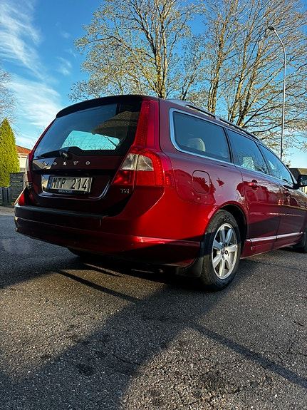 Volvo V70 2 of 7