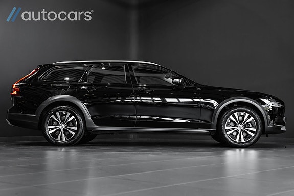 Volvo V90 Cross Country 2 of 30