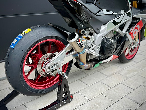 Aprilia RSV4 1000 RF Låga mil, Öhlins, Austin Racing GP2-R, Nya Michelin Cup 2 5 of 9