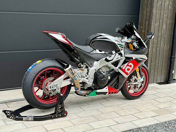 Aprilia RSV4 1000 RF Låga mil, Öhlins, Austin Racing GP2-R, Nya Michelin Cup 2 4 of 9