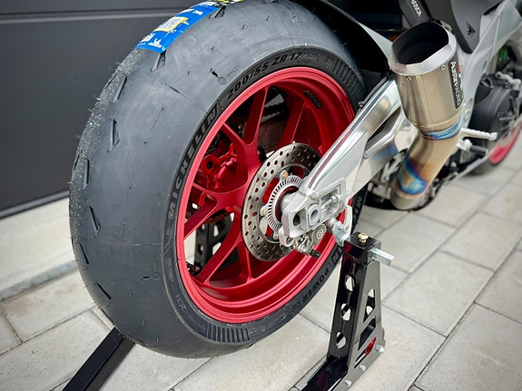 Aprilia RSV4 1000 RF Låga mil, Öhlins, Austin Racing GP2-R, Nya Michelin Cup 2 7 of 9