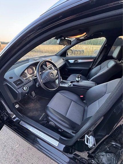 Mercedes-Benz C320 4 of 4