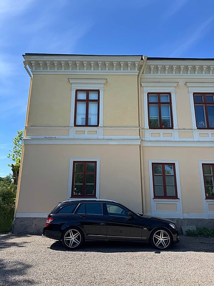 Mercedes-Benz C320 2 of 4