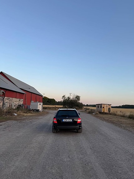 Mercedes-Benz C320 3 of 4