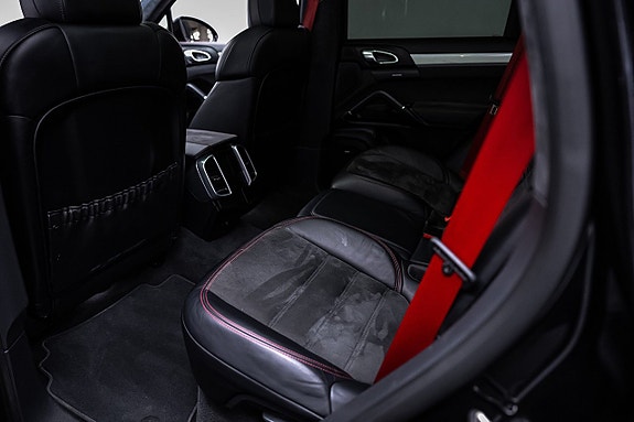 Porsche Cayenne GTS 23 of 27