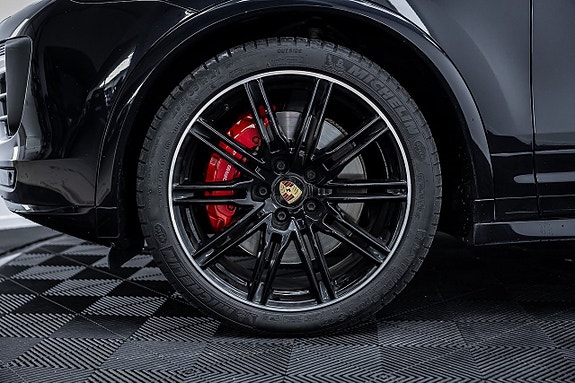 Porsche Cayenne GTS 3 of 27