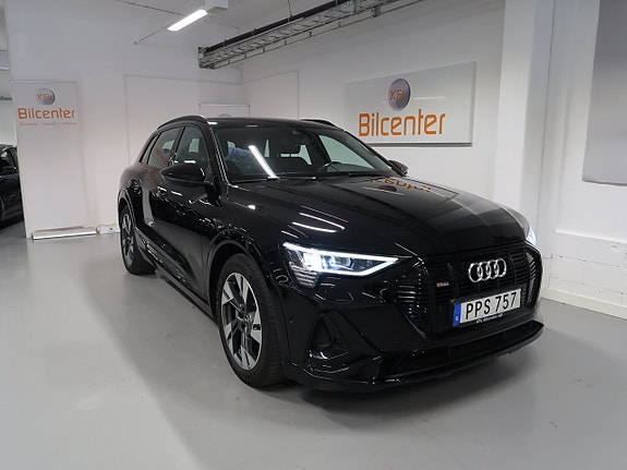 Audi e-tron 4 of 30