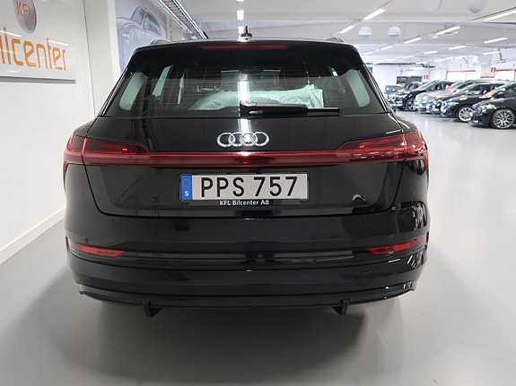 Audi e-tron 8 of 30