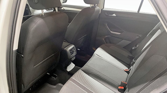 Volkswagen T-Roc 11 of 12
