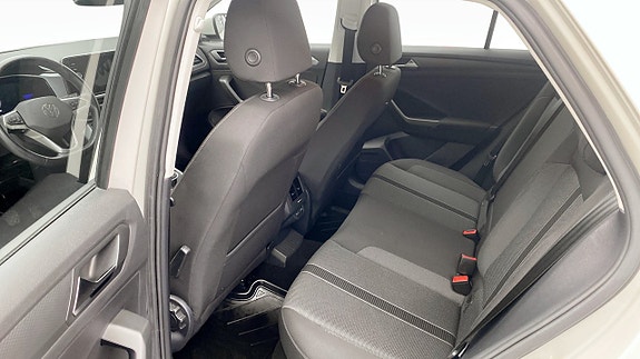 Volkswagen T-Roc 11 of 13