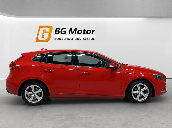 Volvo V40 3 of 17