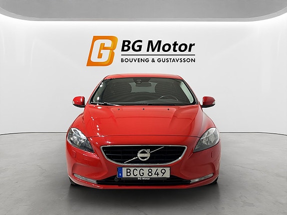 Volvo V40 2 of 17