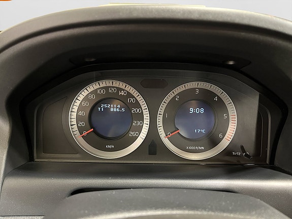 Volvo XC60 14 of 19