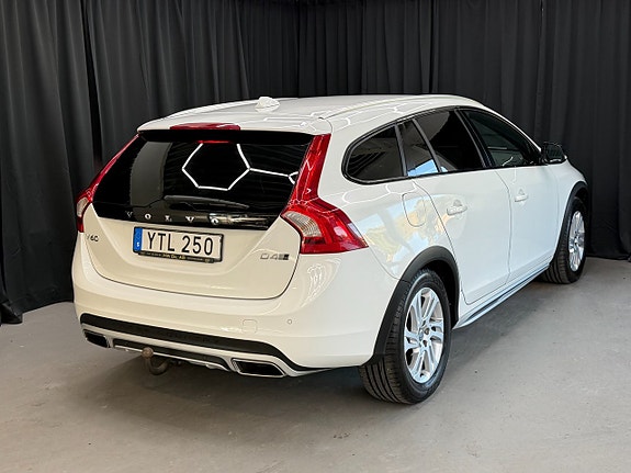 Volvo V60 Cross Country 4 of 13