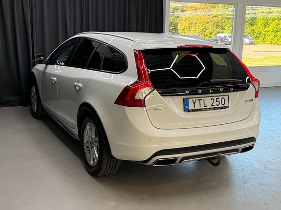 Volvo V60 Cross Country 3 of 13