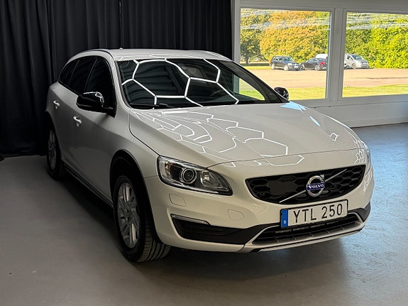 Volvo V60 Cross Country 2 of 13