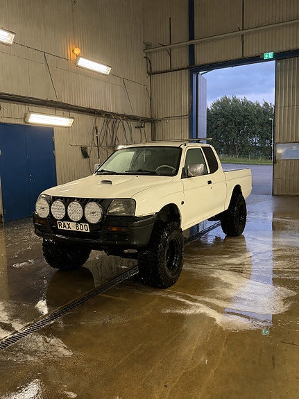 Mitsubishi L200 Club Cab 2 of 5