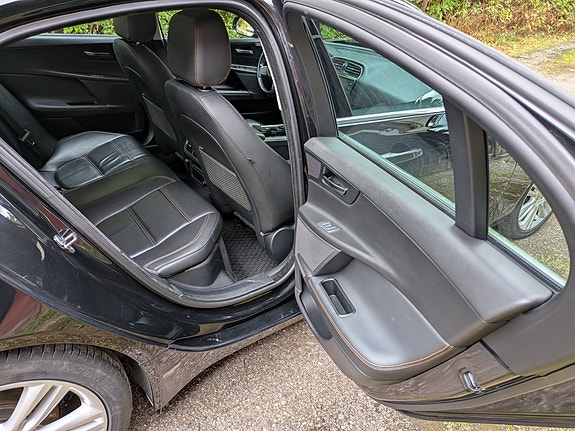 Jaguar XE 5 of 7