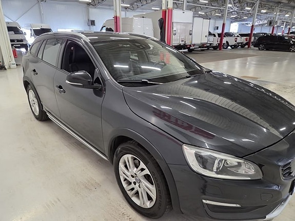 Volvo V60 Cross Country 3 of 10